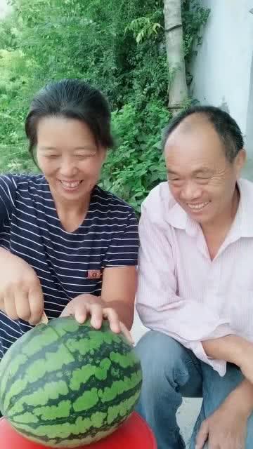 武汉夫妻吃瓜事件,一场网络热议背后的真相揭秘 第2张 武汉夫妻吃瓜事件,一场网络热议背后的真相揭秘 第2张