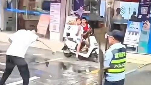 警察遇到吃瓜小孩,温馨一幕暖人心 第2张 警察遇到吃瓜小孩,温馨一幕暖人心 第2张