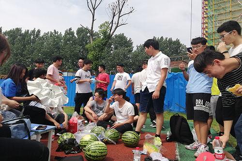 吃瓜活动图片大全,趣味横生的夏日消暑活动大盘点  第1张